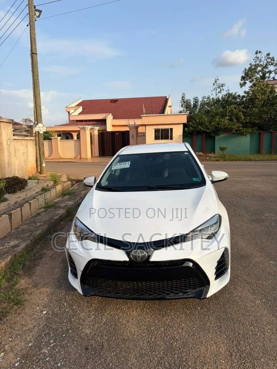 Toyota Corolla SE (1.8L 4cyl 2A) 2018 White