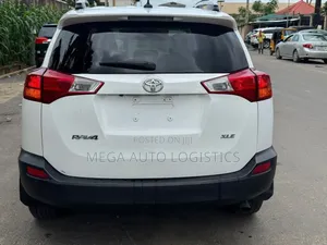 Toyota RAV4 XLE FWD (2.5L 4cyl 6A) 2013 White