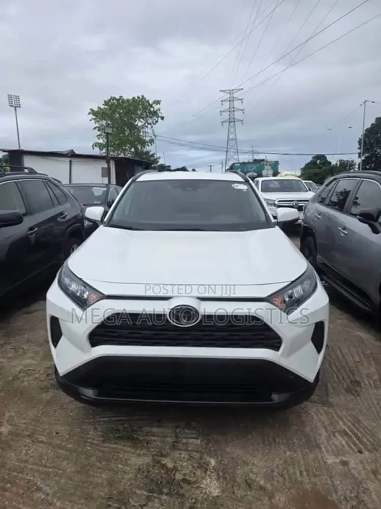 Toyota RAV4 LE AWD 2019 White