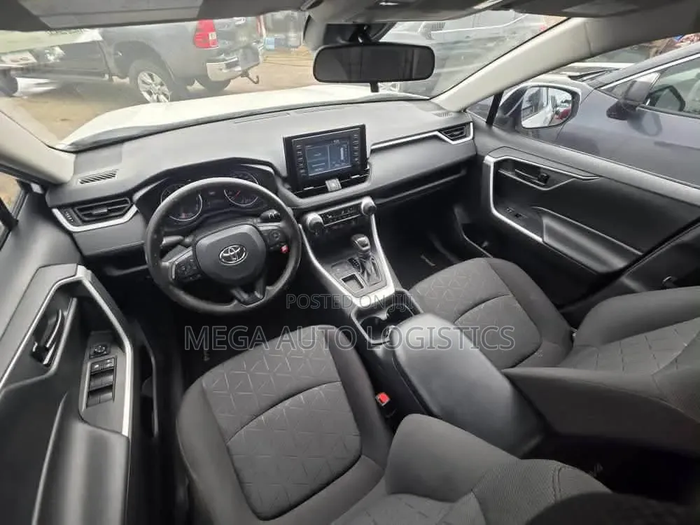 Toyota RAV4 LE AWD 2019 White