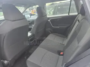 Toyota RAV4 LE AWD 2019 White