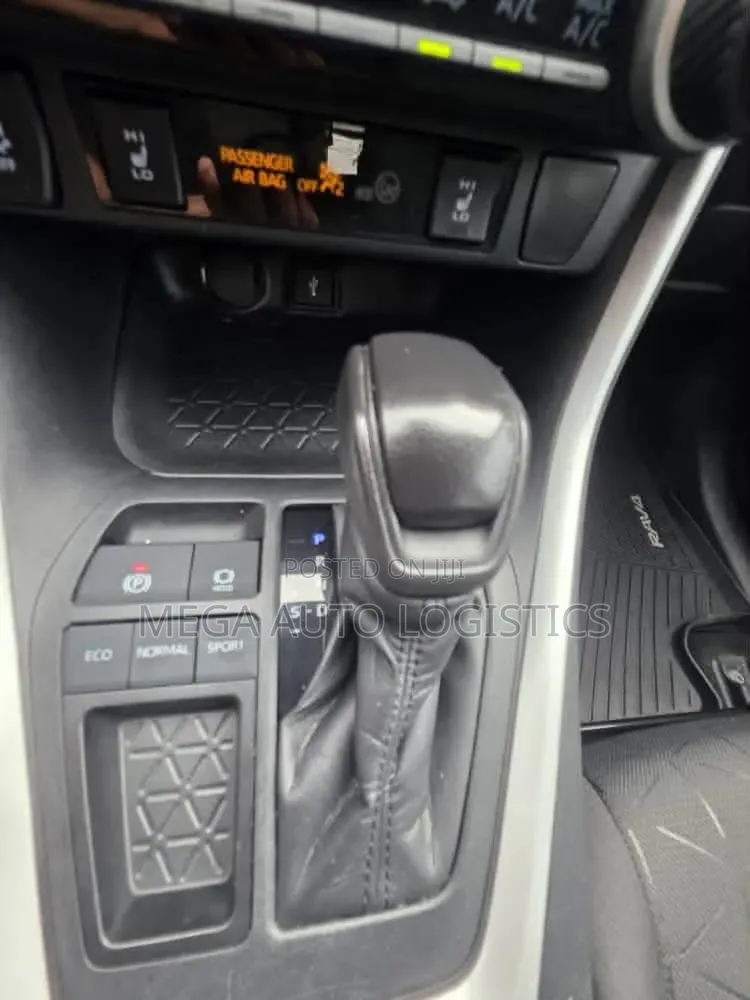 Toyota RAV4 LE AWD 2019 White