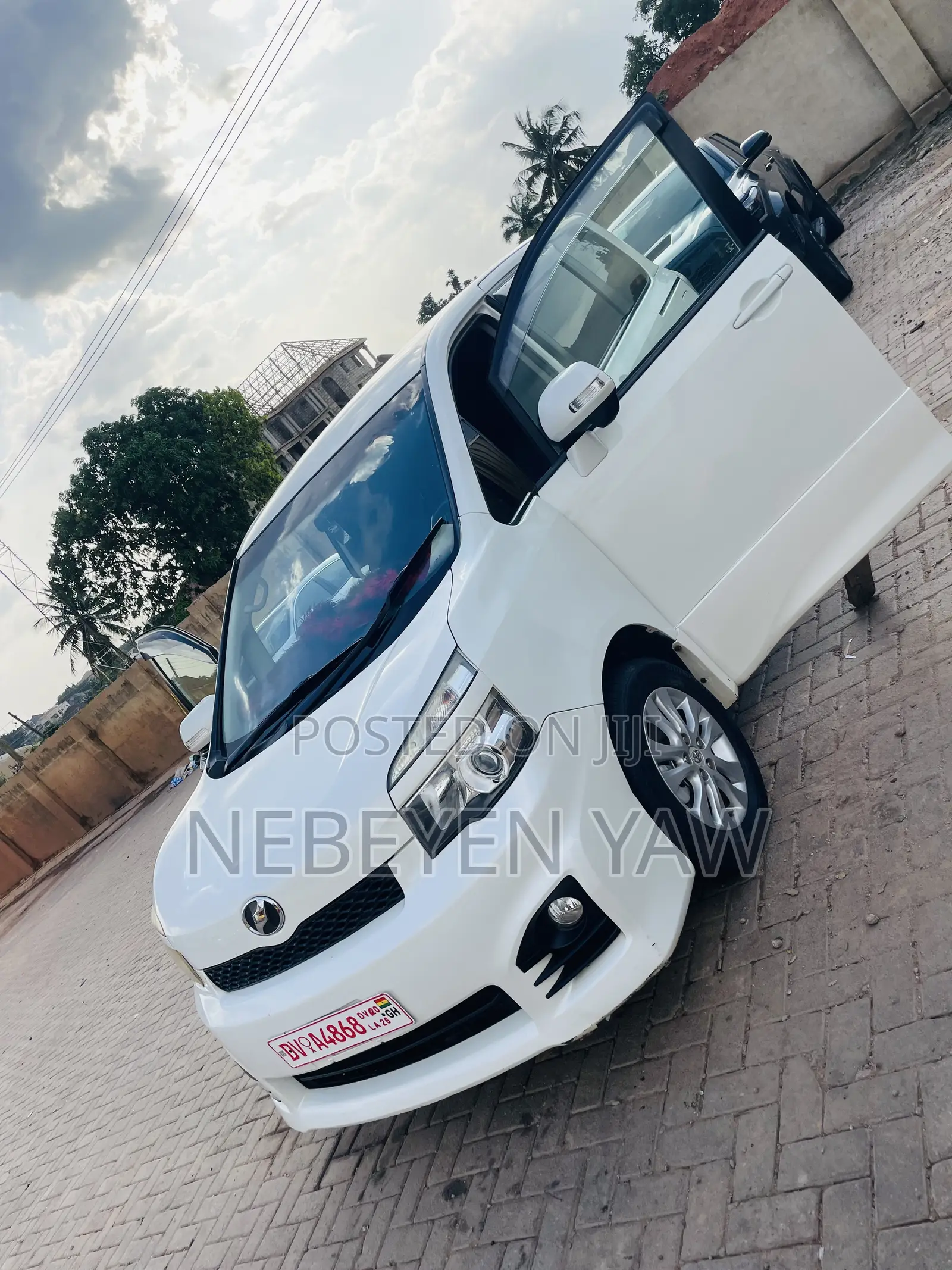 Toyota Voxy 2013 White