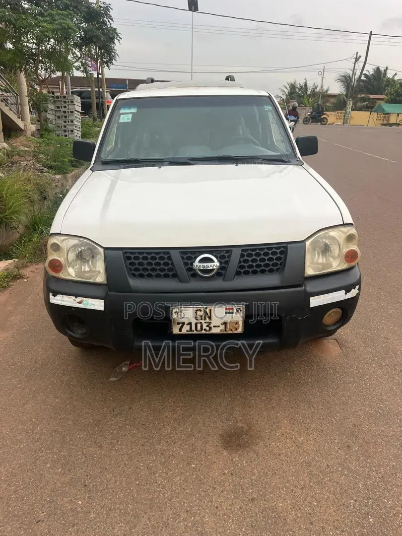 Nissan Hardbody 2013 White