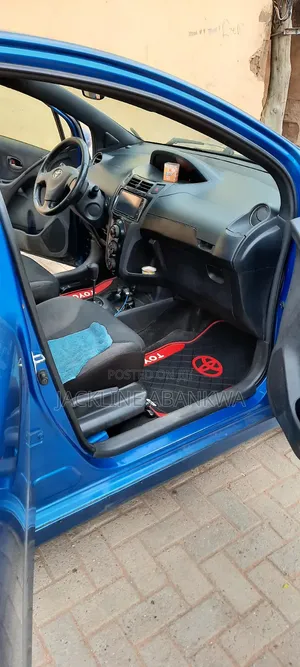 Toyota Vitz 1.3 FWD 5dr 2011 Blue