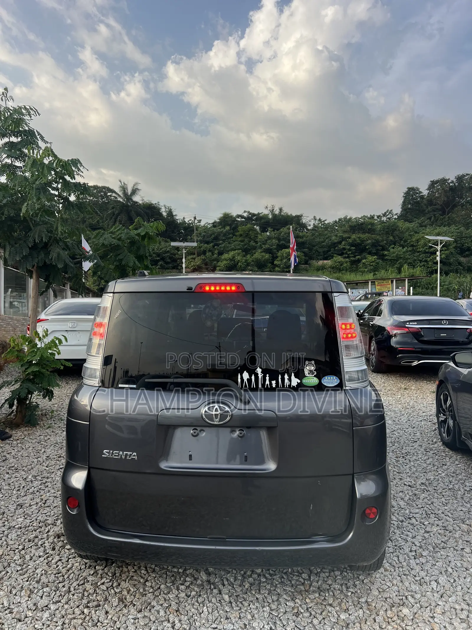 Toyota Sienta 2013 Gray