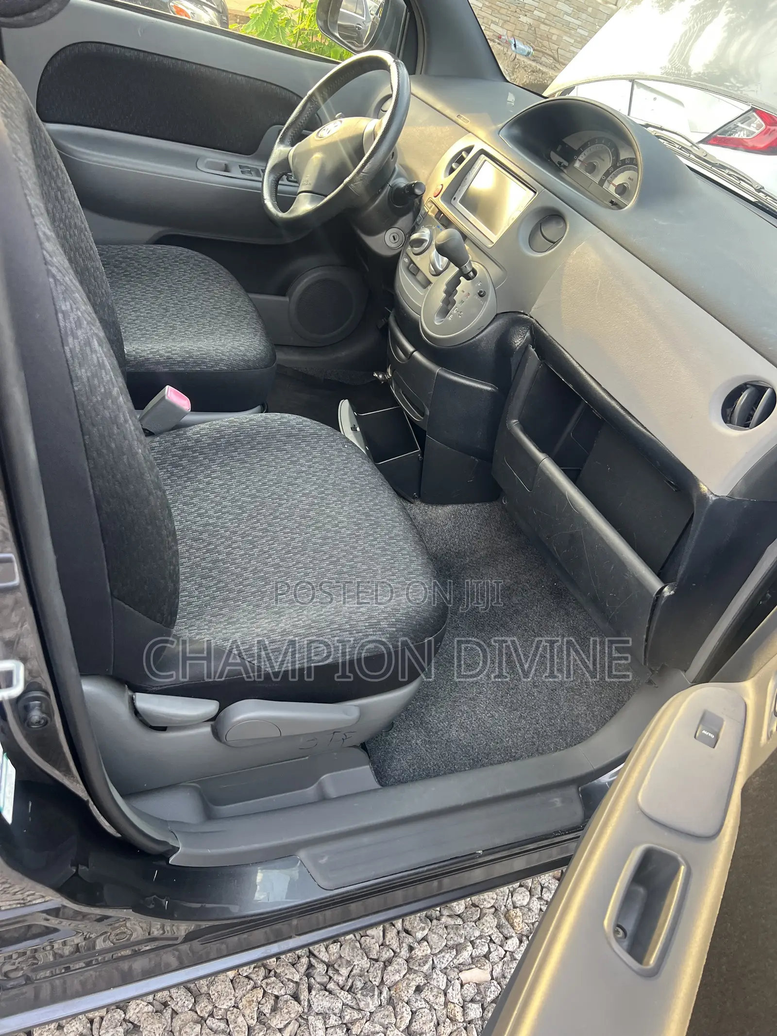 Toyota Sienta 2013 Gray