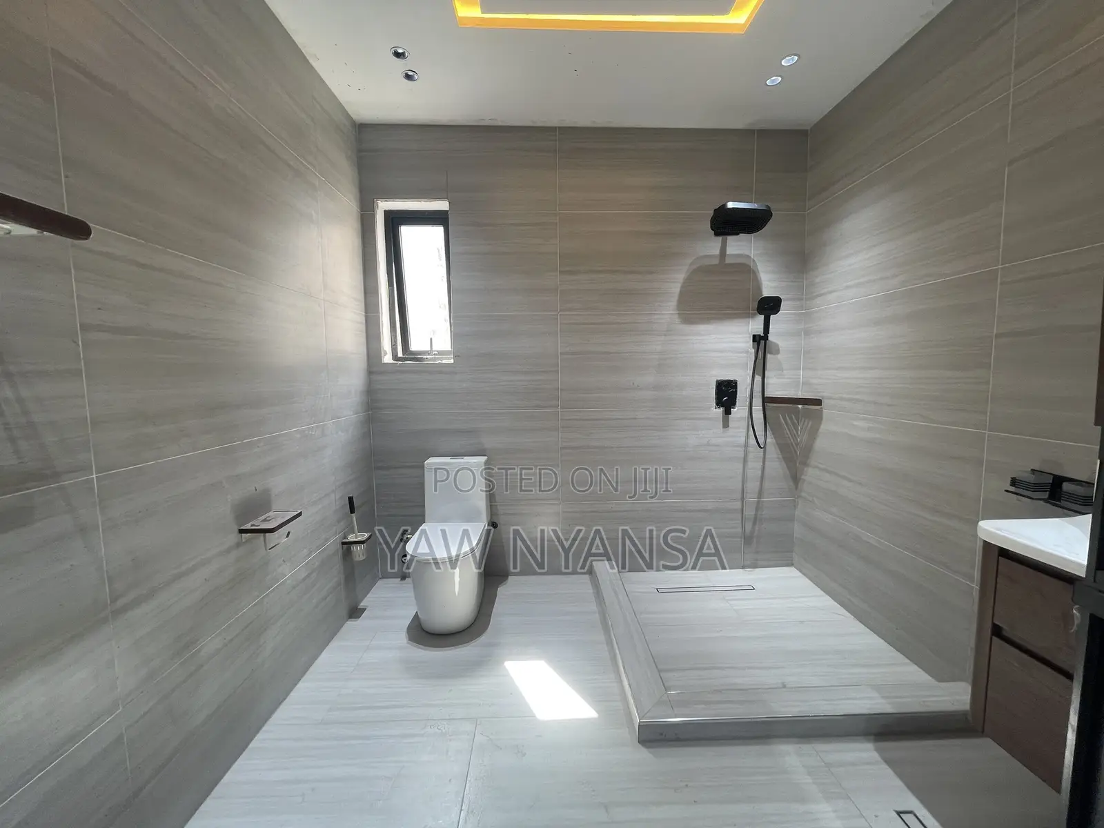 5bdrm Duplex in North Legon Estate for sale