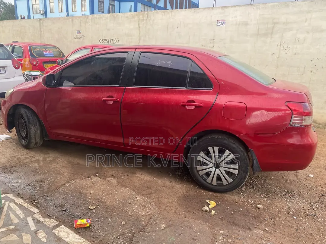 Toyota Yaris Base Sedan 4dr 2010 Red