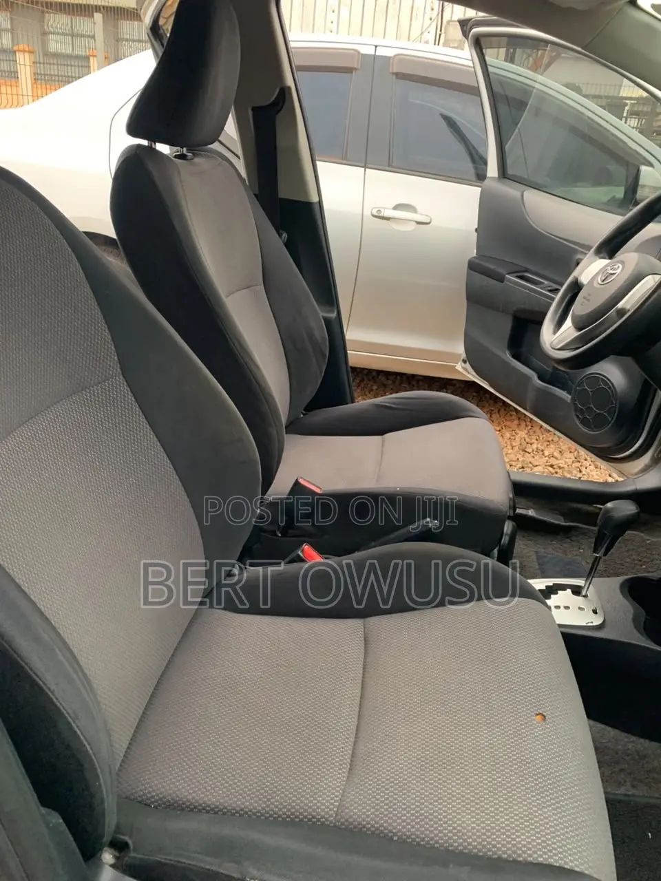 Toyota Vitz 2013 Silver
