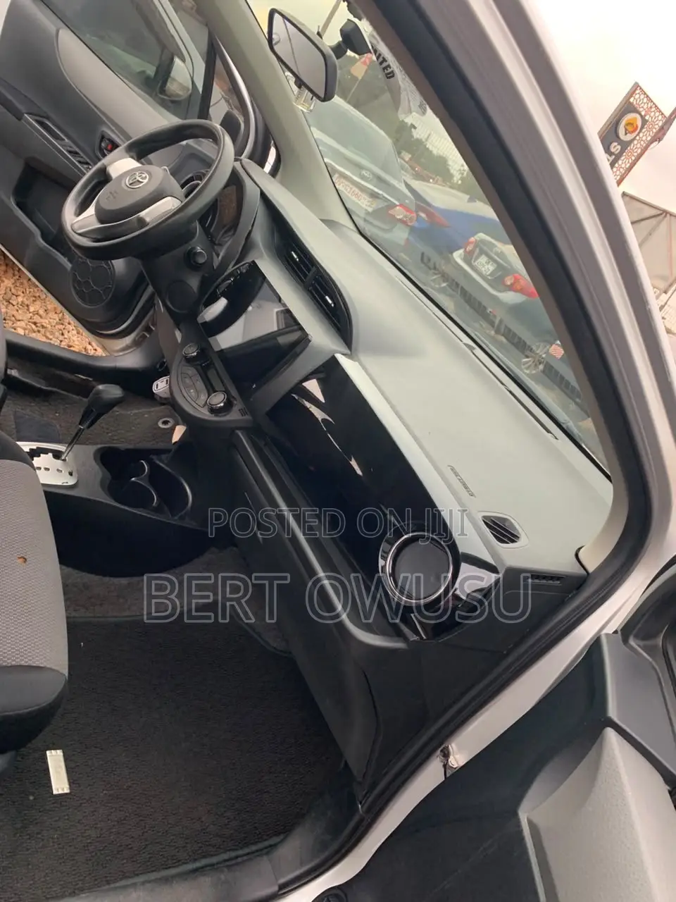 Toyota Vitz 2013 Silver
