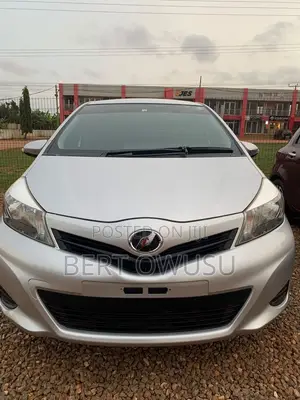 Toyota Vitz 2012 Silver