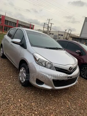 Toyota Vitz 2012 Silver