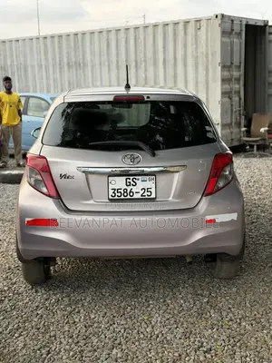 Toyota Vitz 2014 Silver