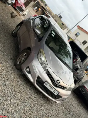 Toyota Vitz 2014 Silver