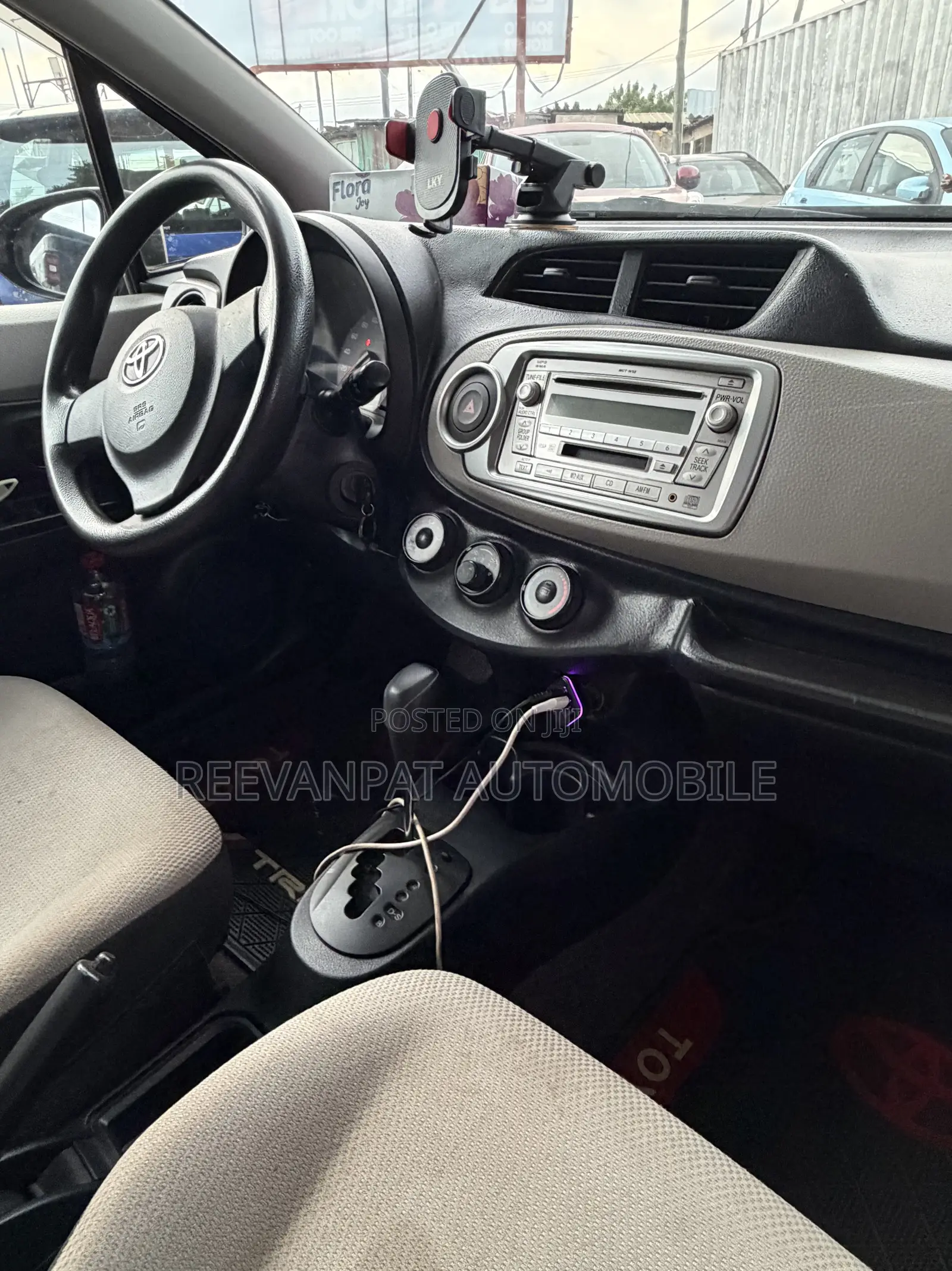Toyota Vitz 2014 Silver