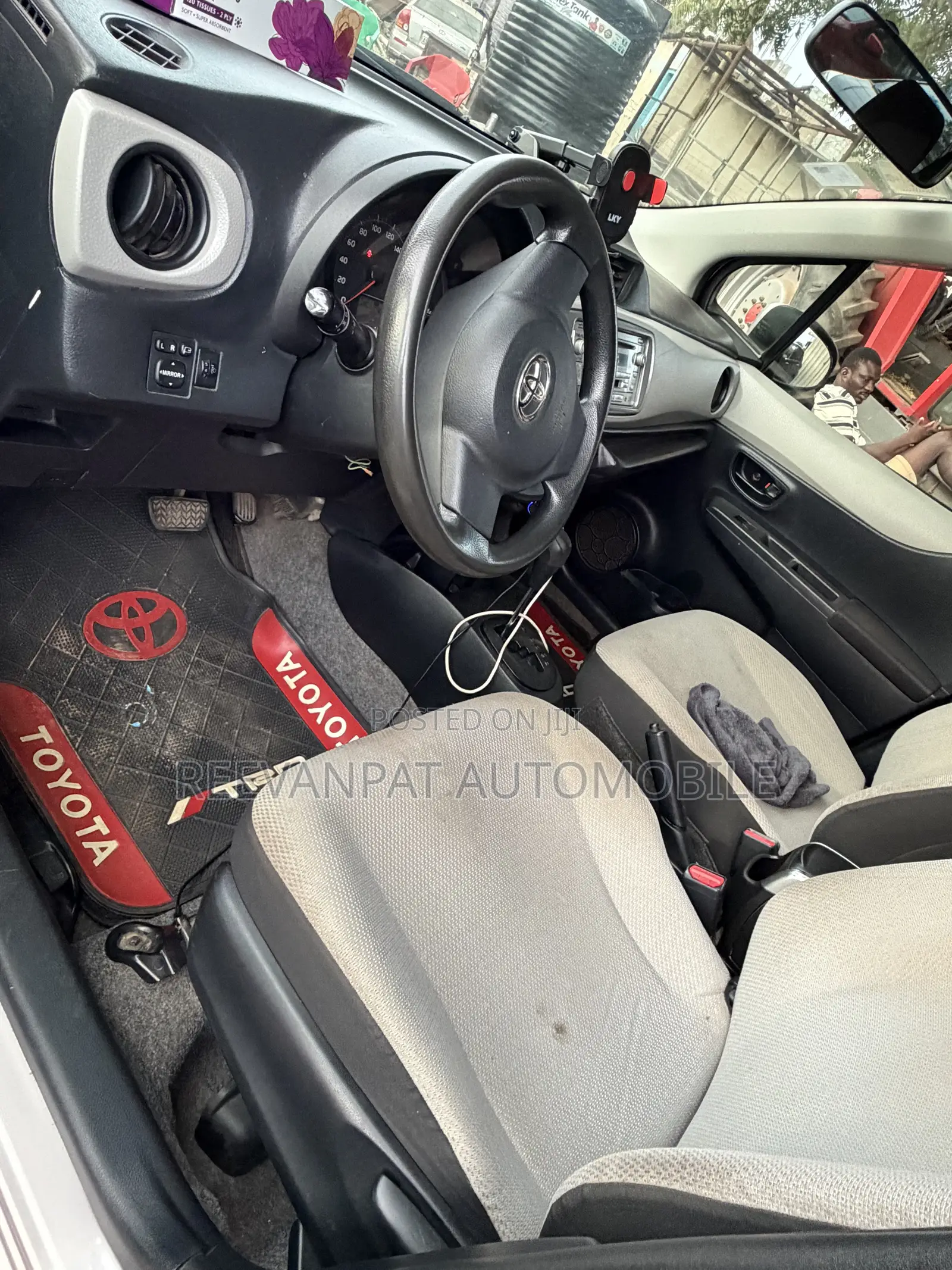 Toyota Vitz 2014 Silver
