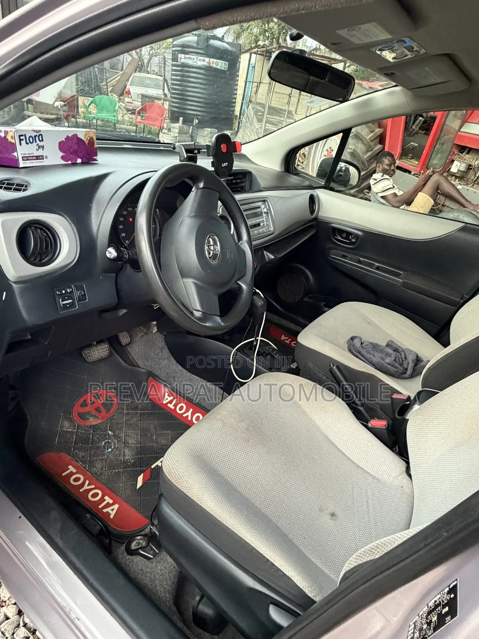 Toyota Vitz 2014 Silver