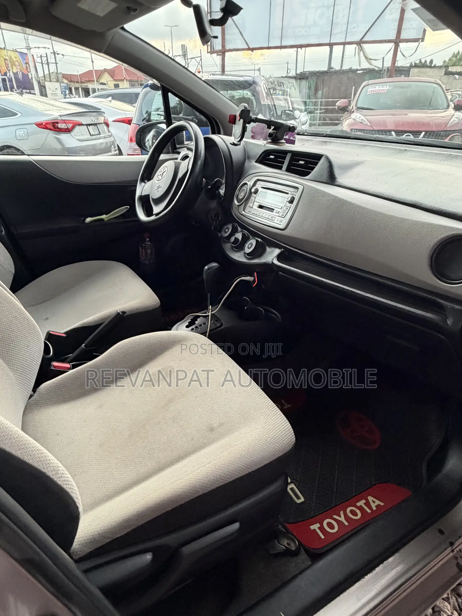 Toyota Vitz 2014 Silver