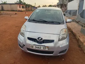 Toyota Vitz 2010 Silver