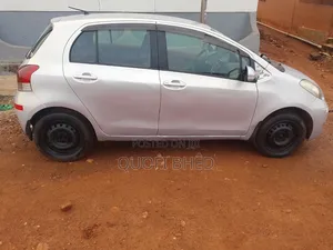 Toyota Vitz 2010 Silver