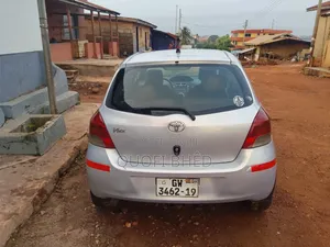 Toyota Vitz 2010 Silver
