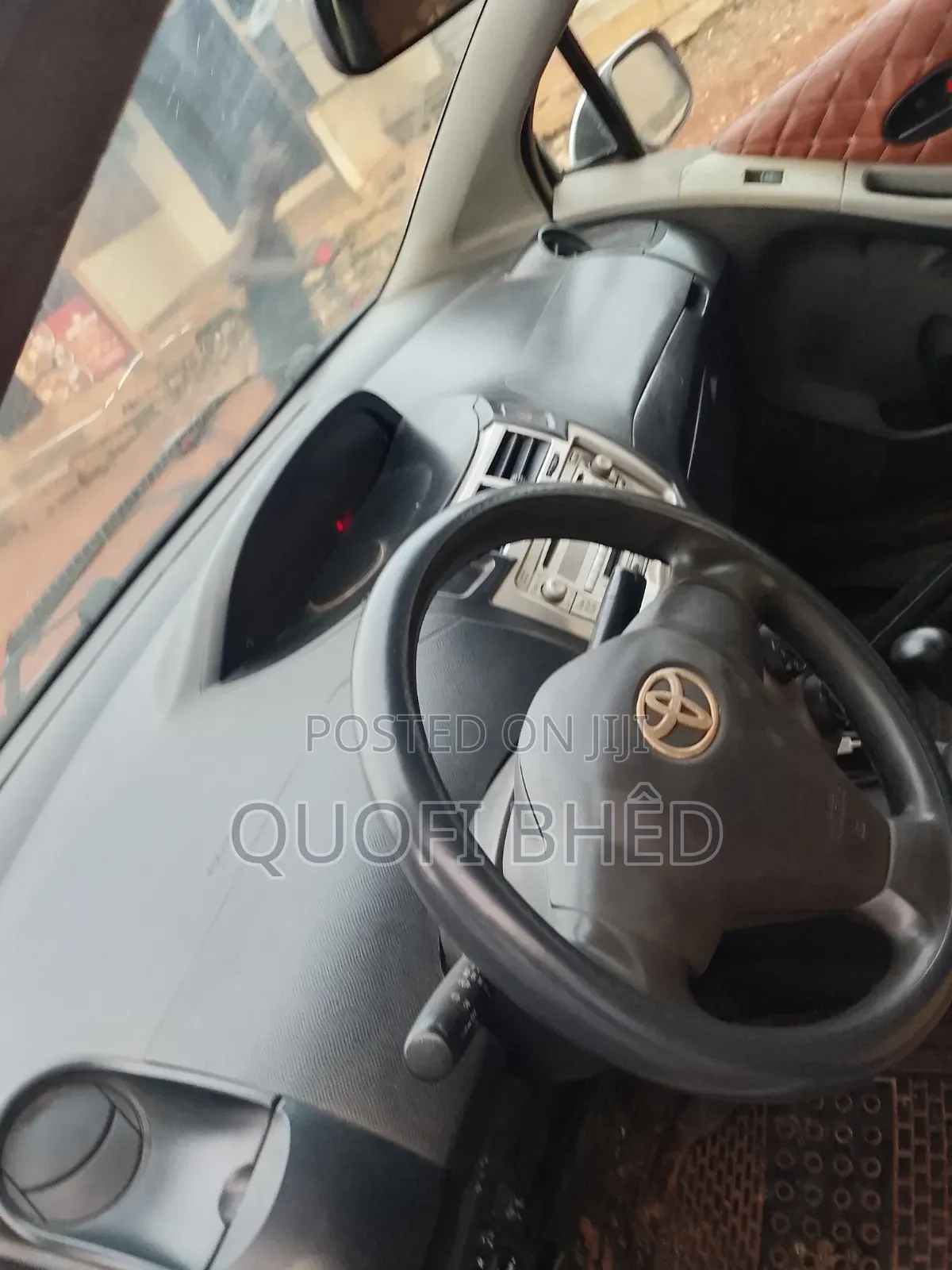 Toyota Vitz 2010 Silver