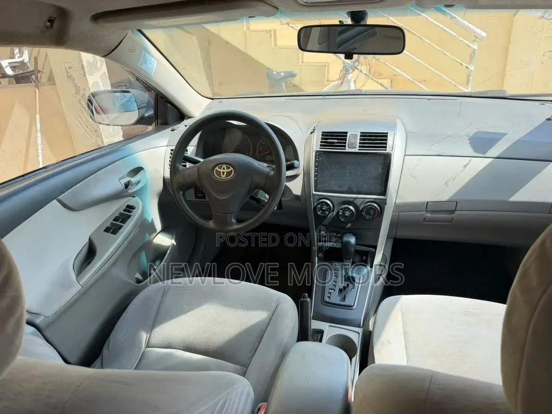 Toyota Corolla LE 4dr Sedan (1.8L 4cyl 4A) 2010 White