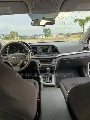 Hyundai Elantra SE Sedan FWD (2.0L 4cyl 6M) 2017 White