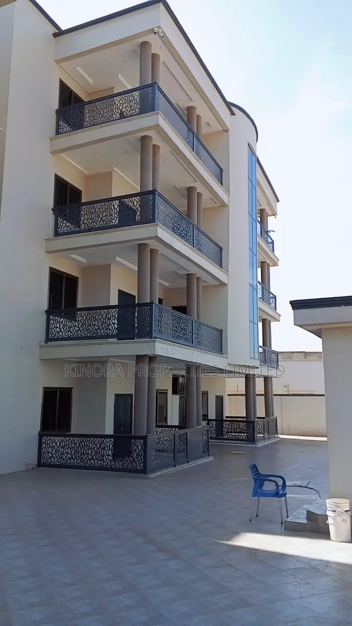 3bdrm Apartment in Atomic Down Police, Haatso for rent