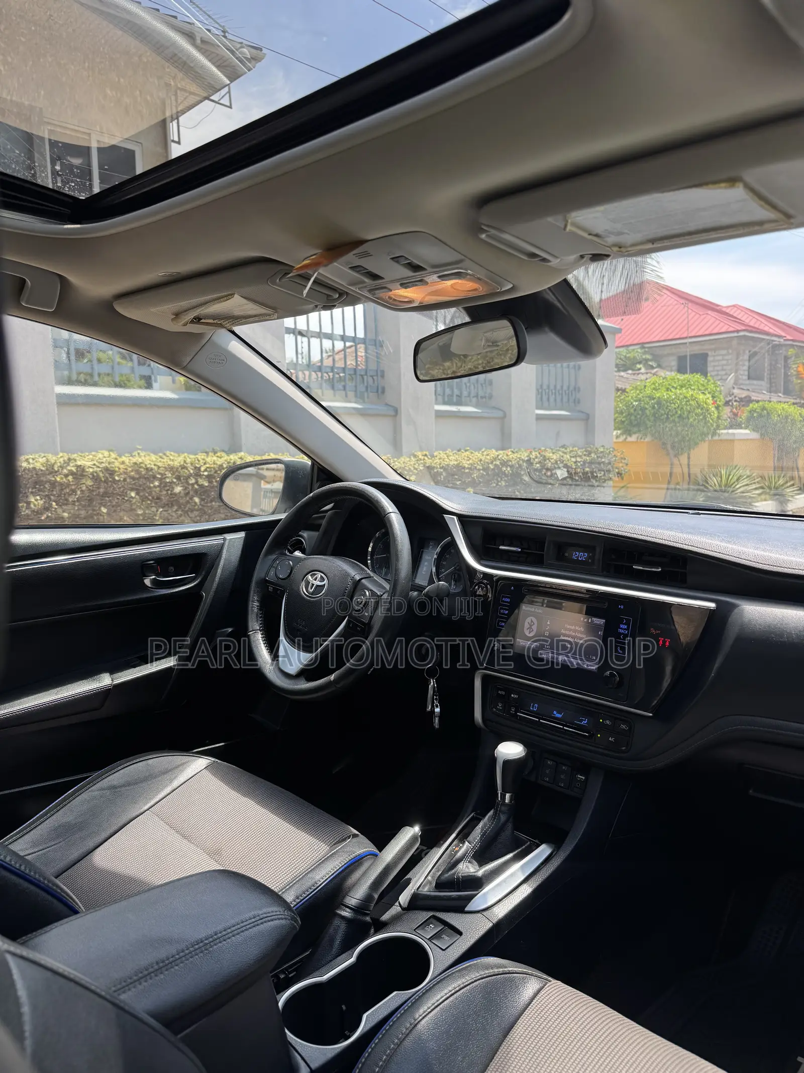 Toyota Corolla XLE (1.8L 4cyl 2A) 2018 White