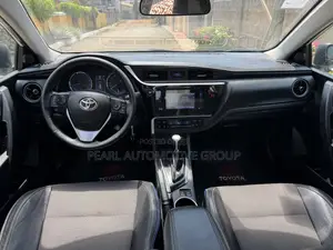 Toyota Corolla XLE (1.8L 4cyl 2A) 2018 White