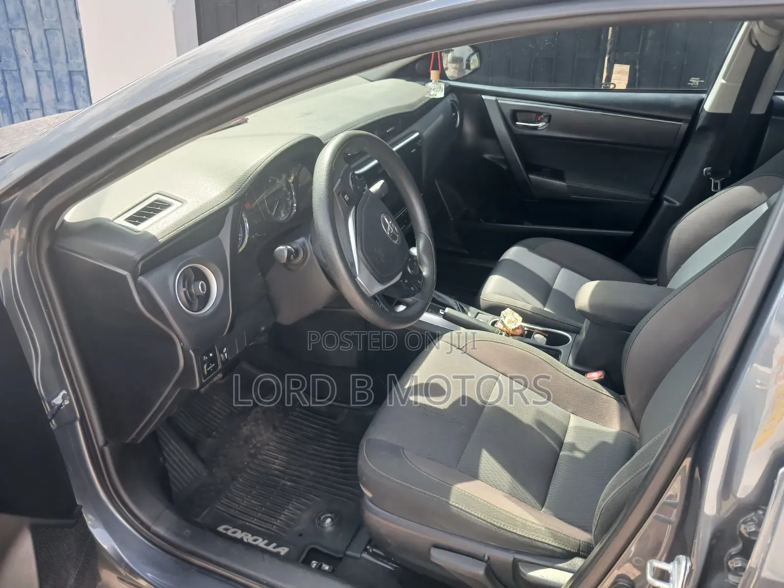Toyota Corolla LE 4dr Sedan (1.8L 4cyl CVT) 2017 Gray