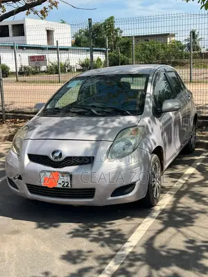 Toyota Vitz 2012 Silver