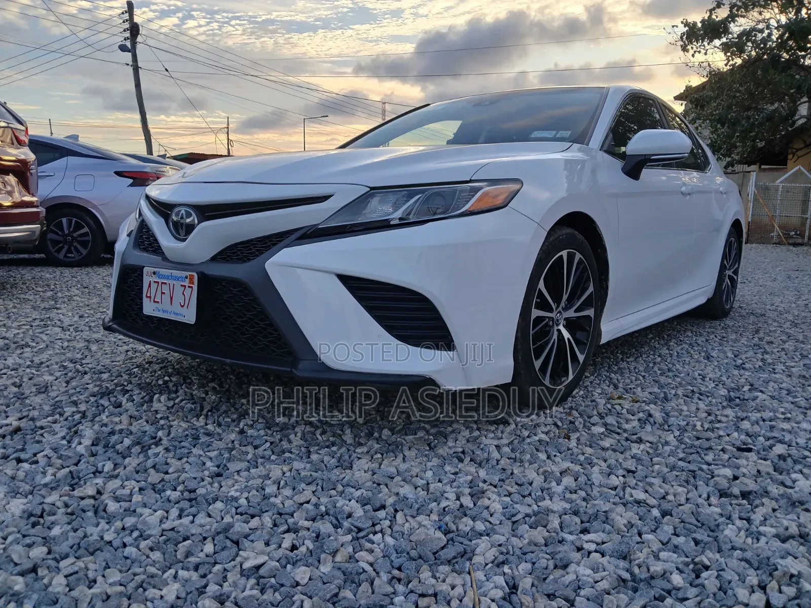Toyota Camry SE FWD (2.5L 4cyl 8AM) 2018 White