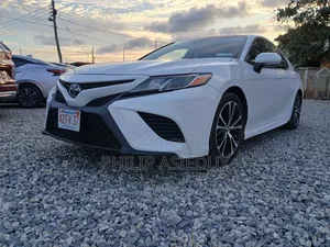 Toyota Camry SE FWD (2.5L 4cyl 8AM) 2018 White