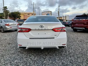 Toyota Camry SE FWD (2.5L 4cyl 8AM) 2018 White