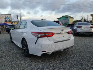 Toyota Camry SE FWD (2.5L 4cyl 8AM) 2018 White