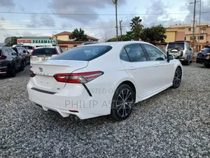 Toyota Camry SE FWD (2.5L 4cyl 8AM) 2018 White