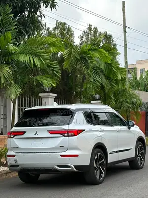 Mitsubishi Outlander 2024 White