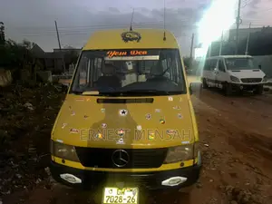 Mercedes-Benz Sprinter 2025 Yellow