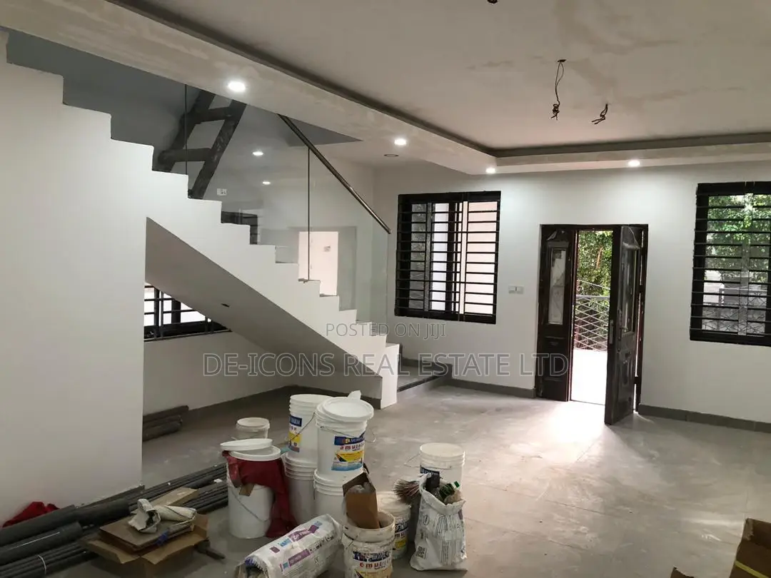4bdrm Duplex in De-Icons Real Estate, Awutu Senya East Municipal