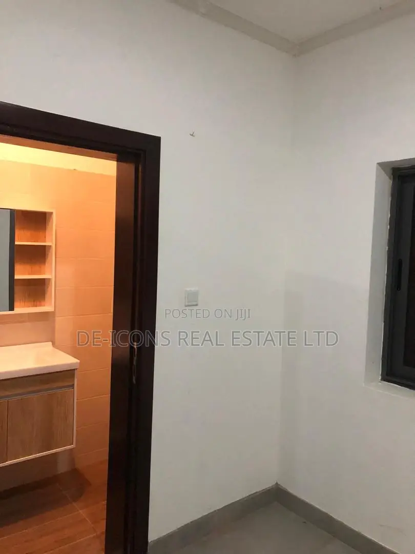 4bdrm Duplex in De-Icons Real Estate, Awutu Senya East Municipal