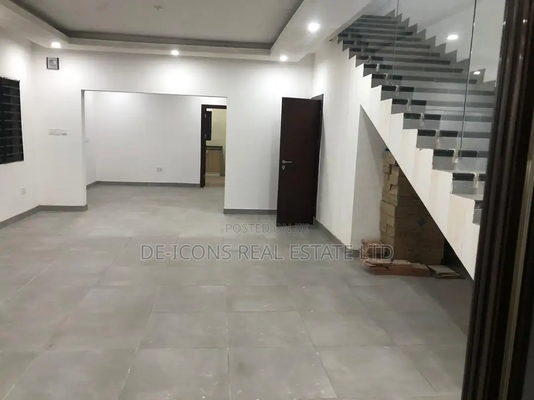 4bdrm Duplex in De-Icons Real Estate, Awutu Senya East Municipal