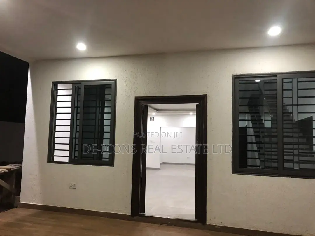 4bdrm Duplex in De-Icons Real Estate, Awutu Senya East Municipal