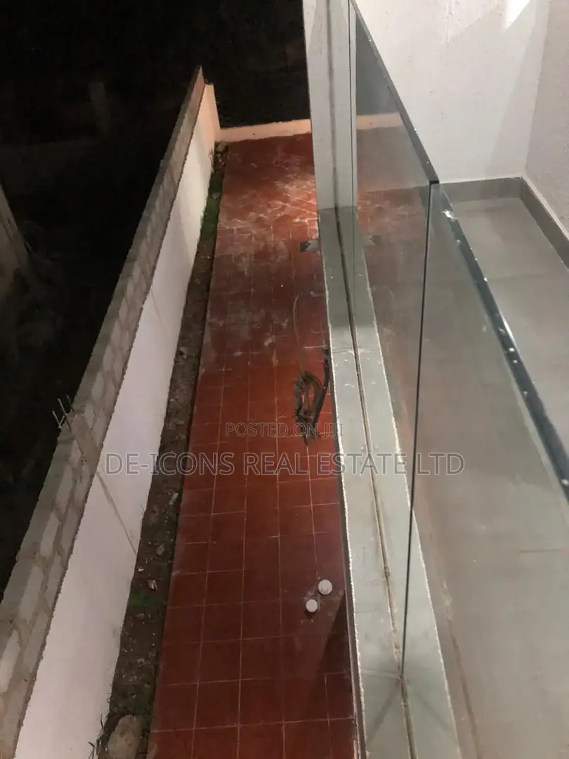 4bdrm Duplex in De-Icons Real Estate, Awutu Senya East Municipal