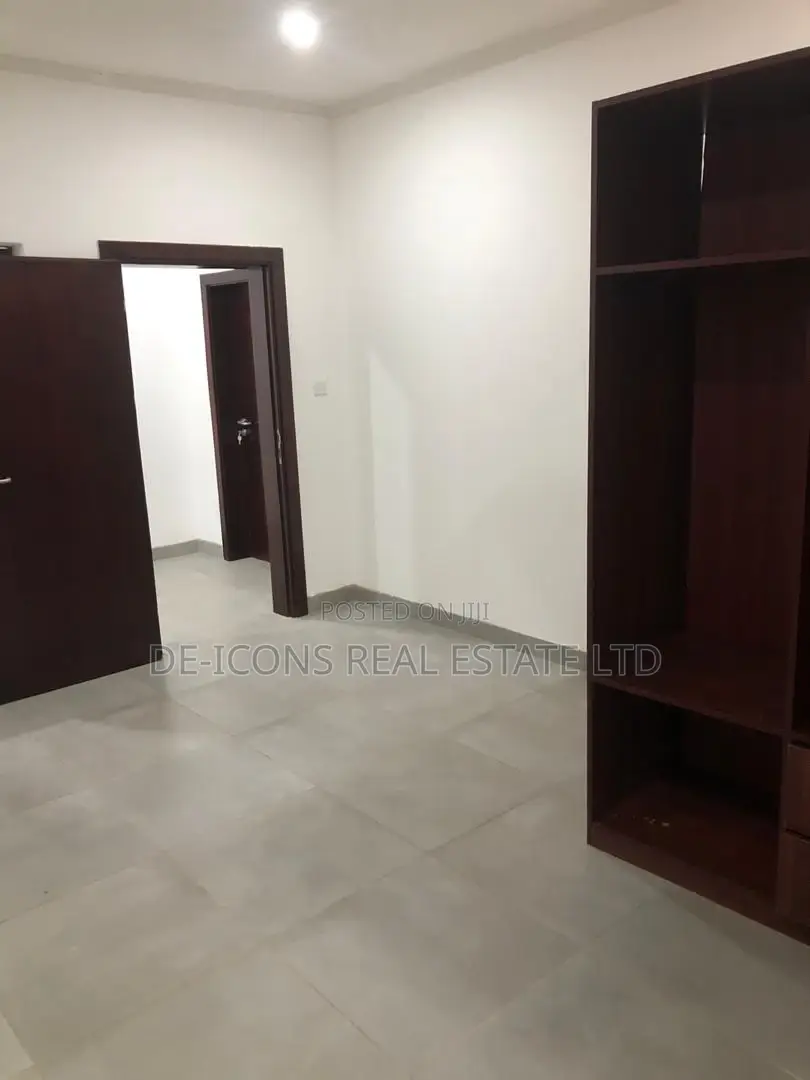 4bdrm Duplex in De-Icons Real Estate, Awutu Senya East Municipal