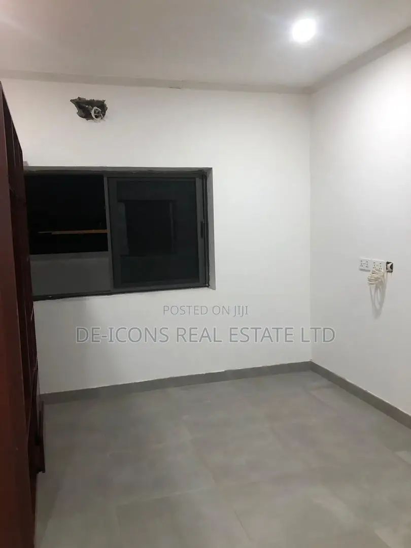 4bdrm Duplex in De-Icons Real Estate, Awutu Senya East Municipal