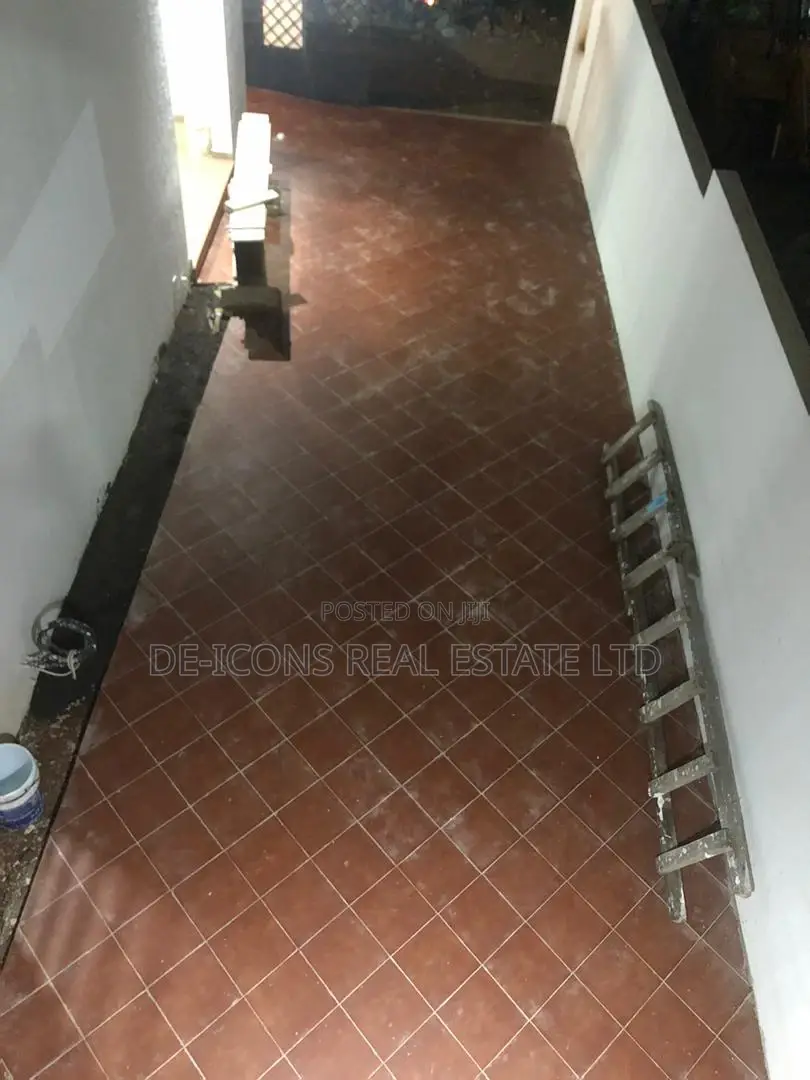 4bdrm Duplex in De-Icons Real Estate, Awutu Senya East Municipal