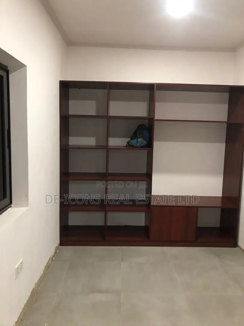 4bdrm Duplex in De-Icons Real Estate, Awutu Senya East Municipal